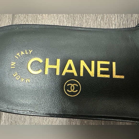 2024 CHANEL BLACK LEATHER SLIDES WITH GOLD CC LOGO. Size 36 - Picture 9 of 14